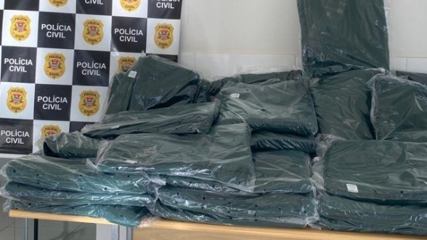 Policiais adquirem 36 cobertores, doados ao Fundo Social de Adamantina (Cedida/PC).