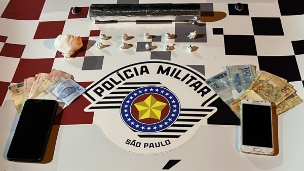 Droga, dinheiro e aparelhos celulares apreendidos (Cedida/PM).