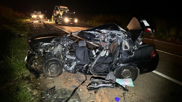 Três ocupantes do GM Classic morreram no local (Cedida/PM Rodoviária).