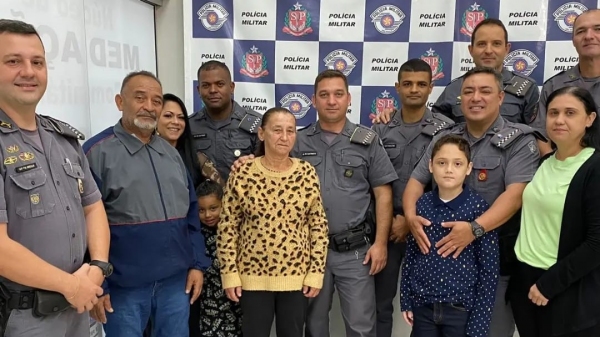 Policiais homenageados e familiares (Divulgação/PM).