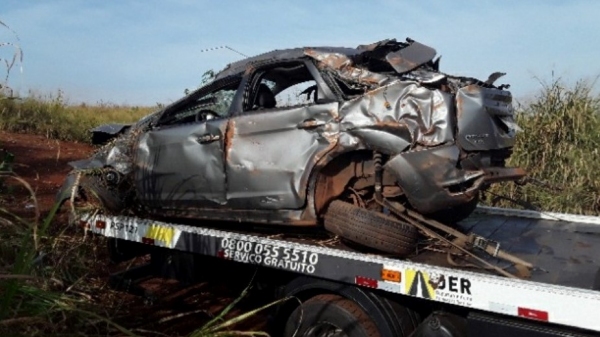 Automóvel ficou completamente destruído com o capotamento (Cedida/PM Rodoviária).