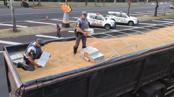 Em 45 fardos, droga era levada em meio a carga de soja, no caminhão. Ao todo, pesou 500 quilos (Cedida/PM Rodoviária).