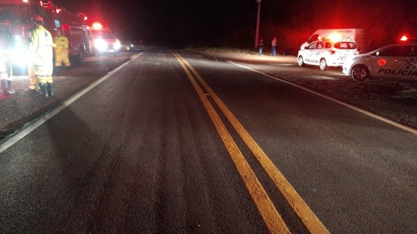 Equipes no local do acidente, em Caiabu (Cedida/PM Rodoviária).