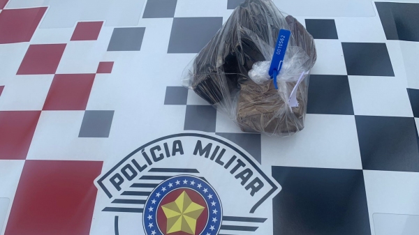 Maconha encontrada enterrada pesou quase um quilo (Divulgação/PM).