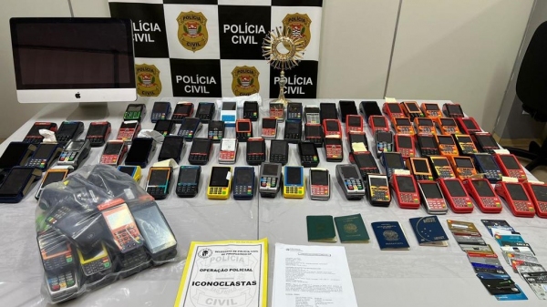 Foram apreendidos 101 máquina de cartão de crédito, 31 cartões credito, computadores, quatro aparelhos celulares,  passaportes e documentos diversos (Cedida/PC).
