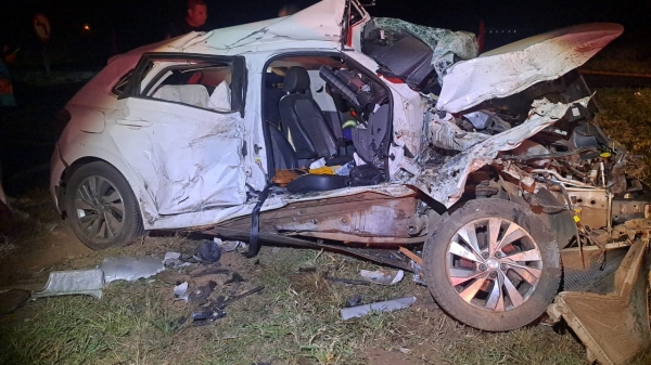 VW Polo onde estavam o condutor de 70 anos e a passageira de 43, mortos no acidente (Cedida/PM Rodoviária).