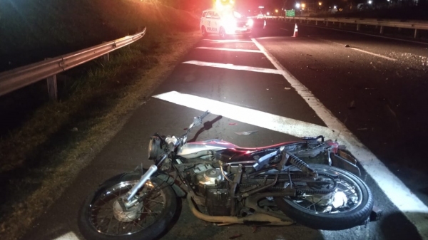 Motociclista morreu no local do acidente (Cedida/PM Rodoviária).