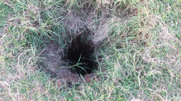 Buraco com sete metros de profundidade e cinquenta centÃmetros de largura, onde a criança caiu e foi resgatada pelos Bombeiros (Cedida/14GB).