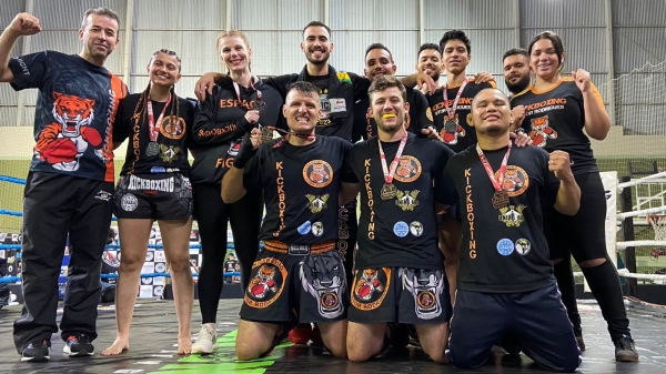 Atletas de Adamantina que competiram em Garça e conquistaram oito medalhas no campeonato (Cedida).