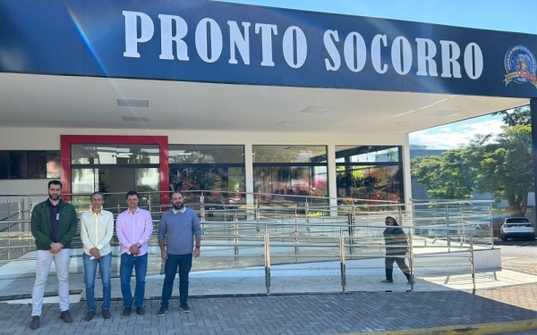 Gerente administrativo da Santa Casa, Renato Sobral; reitor e vice-reitor do Centro Universitário, Prof. Dr. Alexandre Teixeira de Souza e Prof. Dr. Wendel Cleber Soares; e o juiz da 2ª Vara da Comarca de Adamantina, Carlos Gustavo Urquiza Scarazzato (Divulgação).