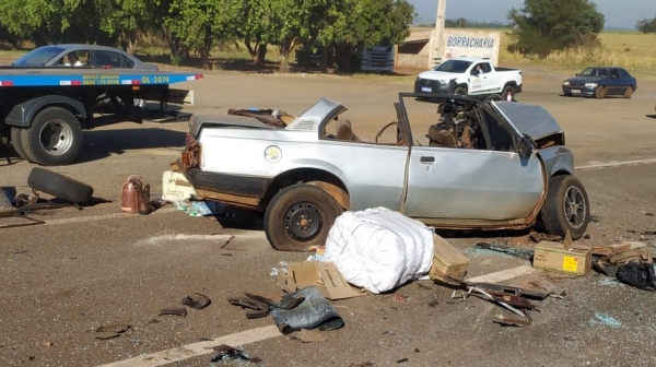 Veiculo ficou completamente destruído após a colisão (Cedida/PM Rodoviária).