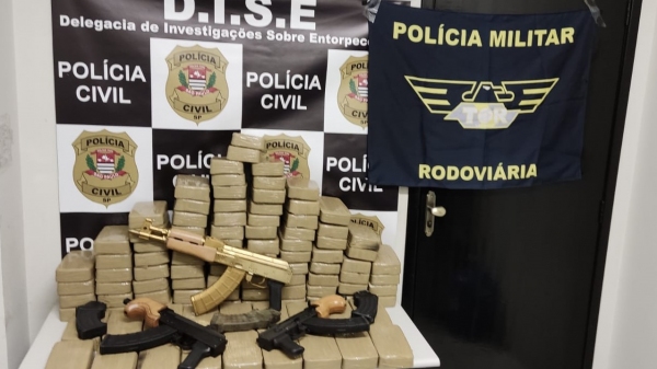 Os 100 tabletes de cocaÃna e três fuzis ? um deles personalizado ? apreendidos na operação policial (Cedida/PolÃcia Civil).