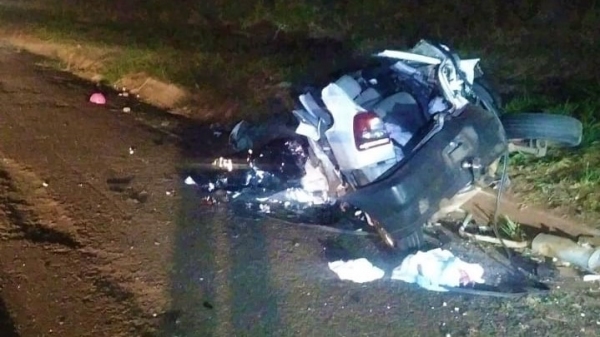 Automóvel ficou destruÃdo após a dupla colisão (Cedida/PM Rodoviária).