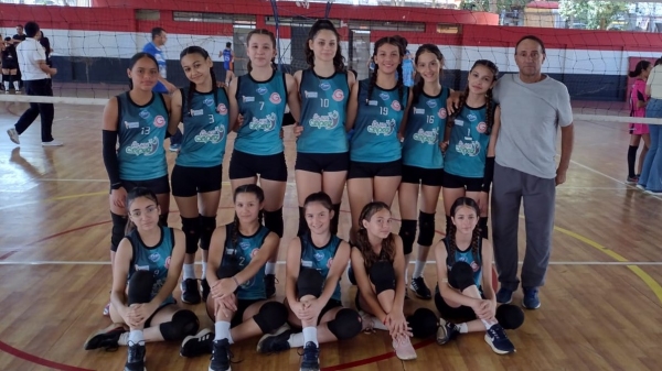 As estudantes-atletas e o técnico Luís Milanezi (Cedida).