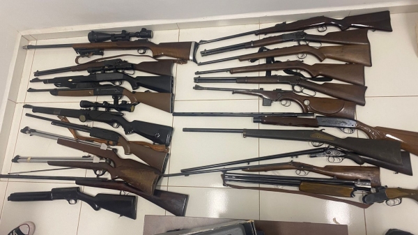 Parte do arsenal encontrado na casa do morador (Divulgação/Polícia Militar).