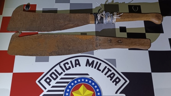 Facões que eram usados pelo agressor foram apreendidos (Cedida/PM).