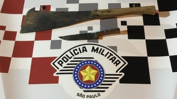 Faca e facão apreendidos na ocorrência (Cedida/Polícia Militar).