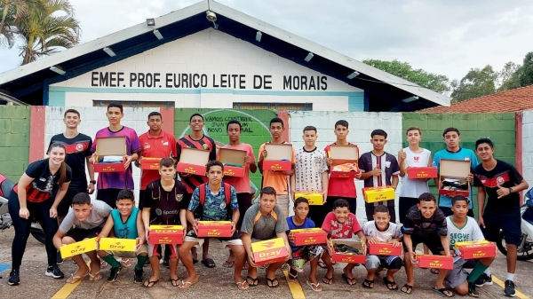 Materiais esportivos doados pela Capaz aos estudantes (Da Assessoria).