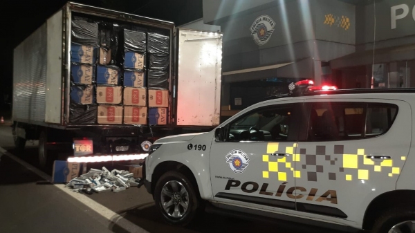 Compartimento de carga do caminhão abarrotado com os 340 mil maços de cigarros (Cedida/PM Rodoviária).