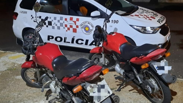 As duas motos furtadas, recuperadas pela Polícia Militar (Cedida/PM).