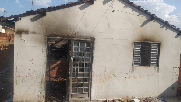 Incêndio danificou o imóvel (Cedida/PM).