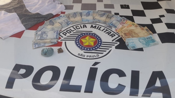 Dinheiro recuperado pelas equipes, e a droga apreendida com o autor do furto (Cedida/PM).