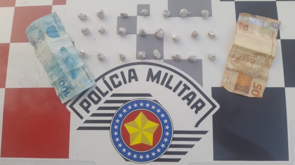 Droga e dinheiro apreendidos pela Polícia Militar (Cedida/PM).