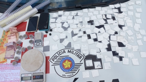 Polícia Militar apreendeu cocaína, maconha e outros objetos relacionados ao tráfico de drogas (Cedida/PM).