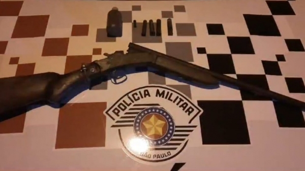 Arma e demais materiais apreendidos pela Polícia Militar em um sítio no bairro rural Aidelândia, em Adamantina (Divulgação/PM).