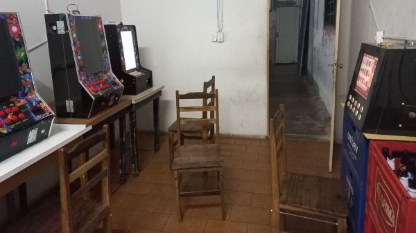 Em um espaço do bar foram encontradas quatro máquinas caça níqueis (Cedida/PM).