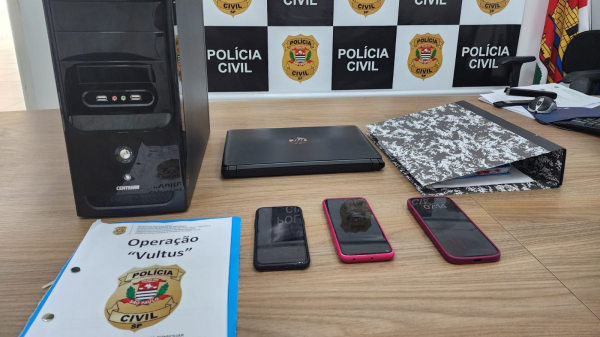 Parte dos materiais apreendidos na investigação e que agora serão periciados (Cedida/PC).