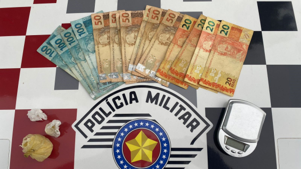 Droga, dinheiro e balança apreendidos na ocorrência (Cedida/PM).