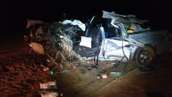 Picape S-10 ficou completamente destruída no acidente (Cedida/PM Rodoviária).