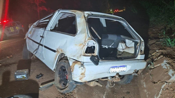Automóvel VW Gol ficou completamente destruído após choque em barranco e capotamento (Cedida/PM Rodoviária).