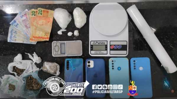 Drogas e outros materiais apreendidos pelos policiais militares (Cedida/PM).