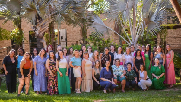 Daliane e as mulheres participantes da Jornada de Reconexão com a Essência Feminina, em Adamantina (@estelamendesfotografia).
