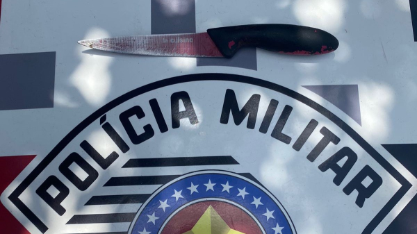 Faca foi apreendida no caso de violência doméstica e lesão à mulher (Cedida/PM).