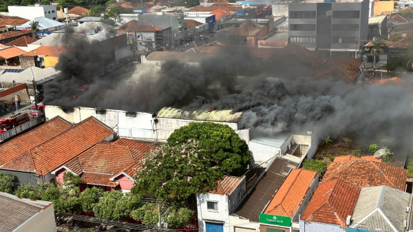 Incêndio começou no piso superior da loja de calçados tradicional em Rancharia (Cedida).