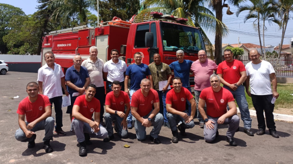 Bombeiros da ativa e veteranos em recente encontro realizado em Adamantina (Cedida).