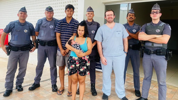 Policiais militares, os pais da pequena Ana Clara e o médico de plantão na Santa Casa (Cedida/25 Batalhão da PM).