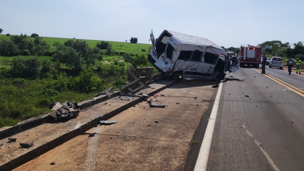 Por pouco van não caiu da ponte, ficando sobre a mureta de concreto (Cedida/PM Rodoviária).