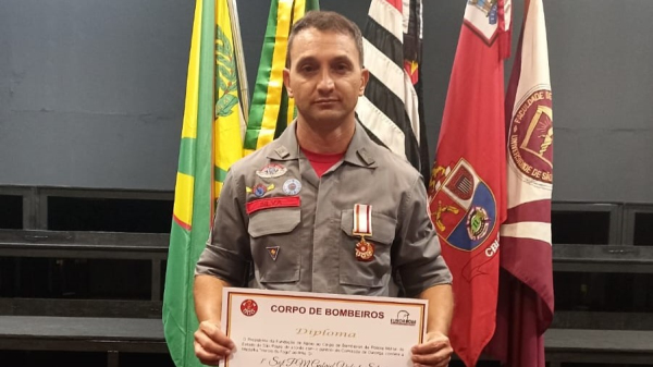 Sargento Valente com a Medalha e o certificado Her?is do Fogo, em solenidade realizada em Bauru, no CBI-2 (Divulga??o).