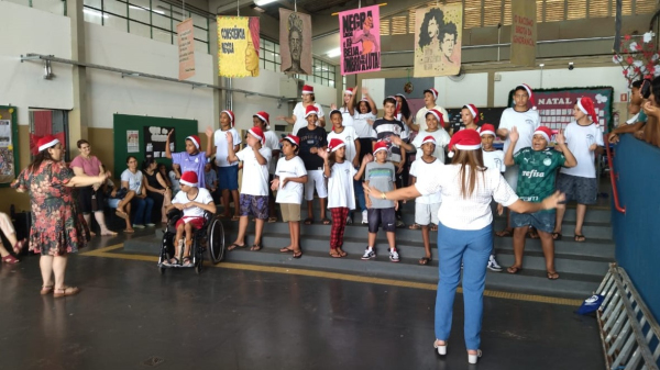 Apresenta??o tem?tica de Natal com alunos da Escola (Divulga??o).