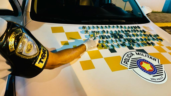 Todas as 83 c?psulas de coca?na apreendidas na ocorr?ncia: 75 delas eram levadas no intestino do boliviano preso (Cedida/PM Rodovi?ria).