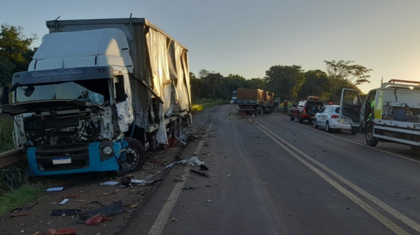 Os dois caminh?es envolvidos no acidente em Taciba (Cedida/PM Rodovi?ria).