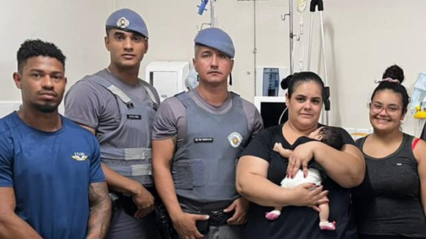 Manobras de desengasgamento eplicadas pelos policiais reabilitaram a respira??o da crian?a (Cedida/PM).