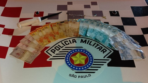 Dinheiro, a faca e joias recuperados ap?s o furto em resid?ncia de Adamantina (Cedida/PM).