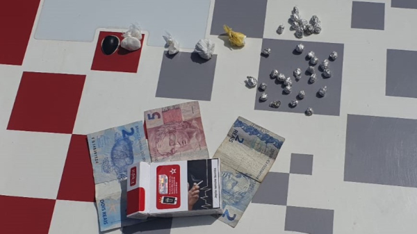 Droga e dinheiro apreendidos (Cedida/PM).