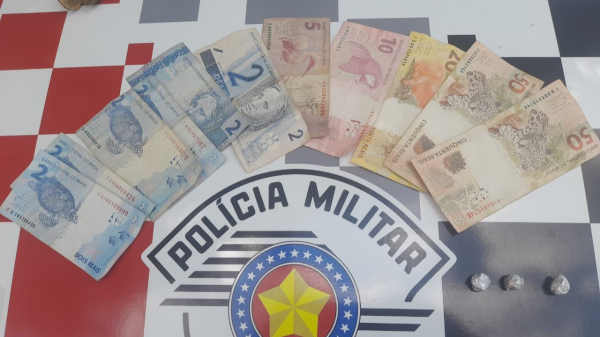 Dinheiro e droga encontrados pelos policiais ap?s den?ncia (Cedida/PM).