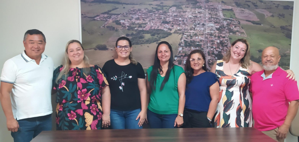 As novas conselheiras tutelares em Mari?polis, com o prefeito Ricardo Watanabe e o presidente do CMDCA, Sidney Alves Bomfim Pinheiro (Cedida).